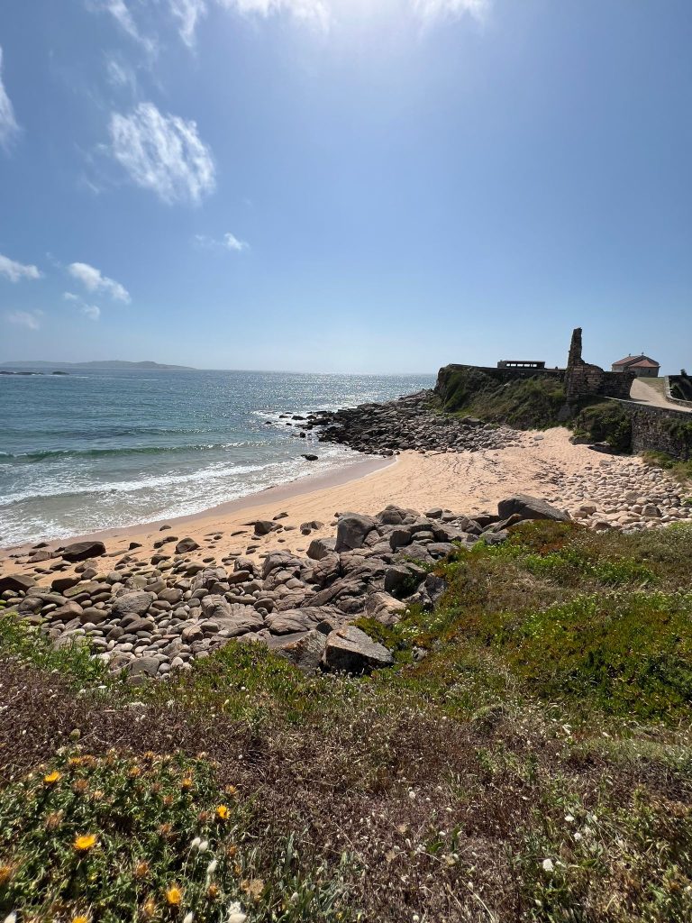 Playa Nosa Señora da Lanzada con la Ermita de fondo