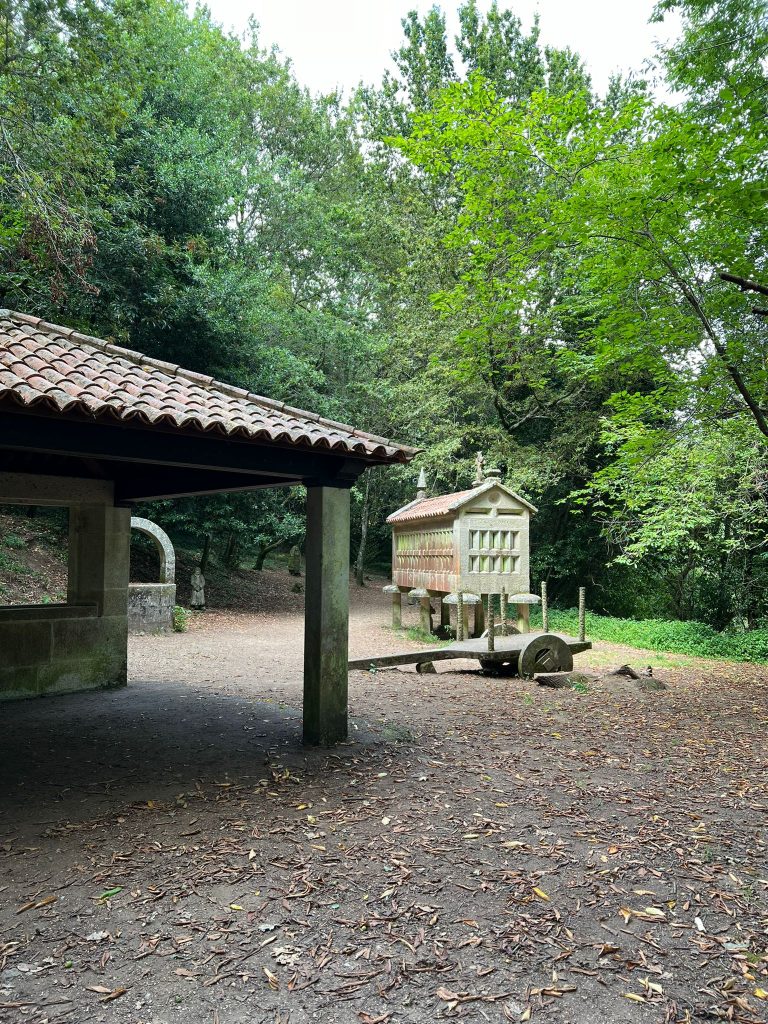 Hórreo en la Ruta da Pedra e da Auga en O Salnés